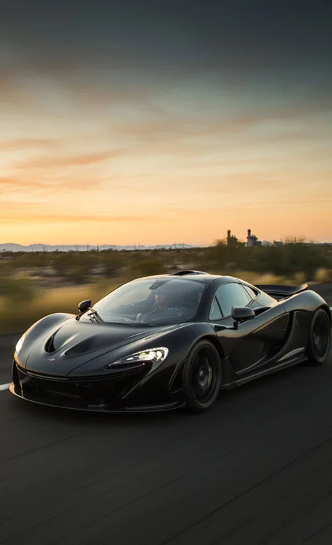 在公路上飞驰的超级跑车手机壁纸