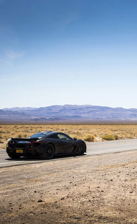 黑色跑车在路上高清手机壁纸