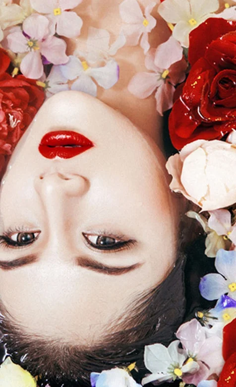 红唇美女香浴高清手机壁纸