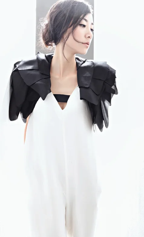 对着镜子的黑白写照美女手机壁纸