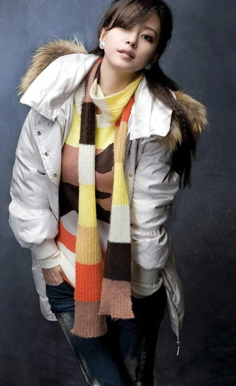 花格毛衣冬季美女写真手机壁纸