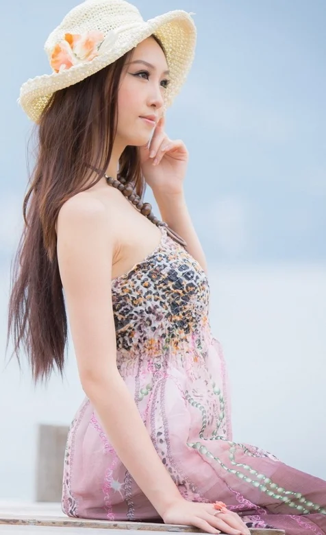 头戴草帽的治愈系美女手机壁纸