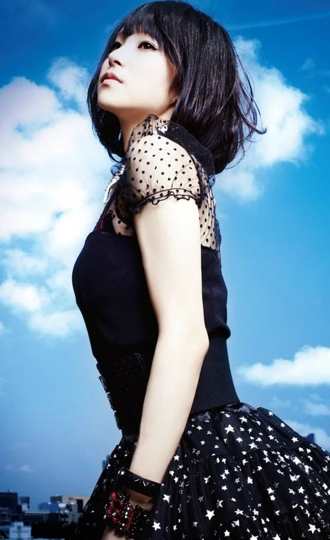 蓝色天空下的小清新短发美女手机壁纸