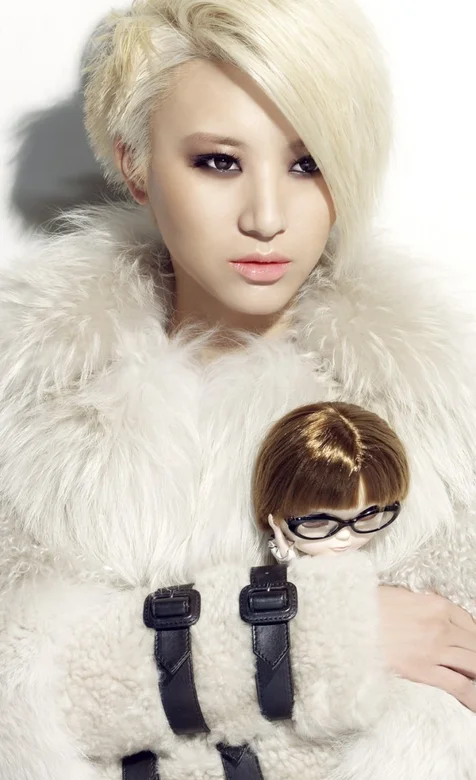 金发美女另类手机桌面图片