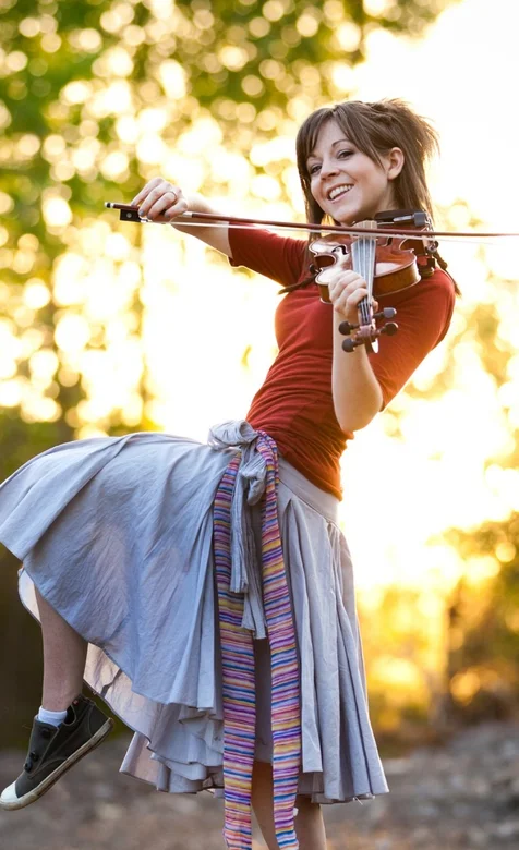 国外治愈系美女-拉小提琴的女孩手机桌面