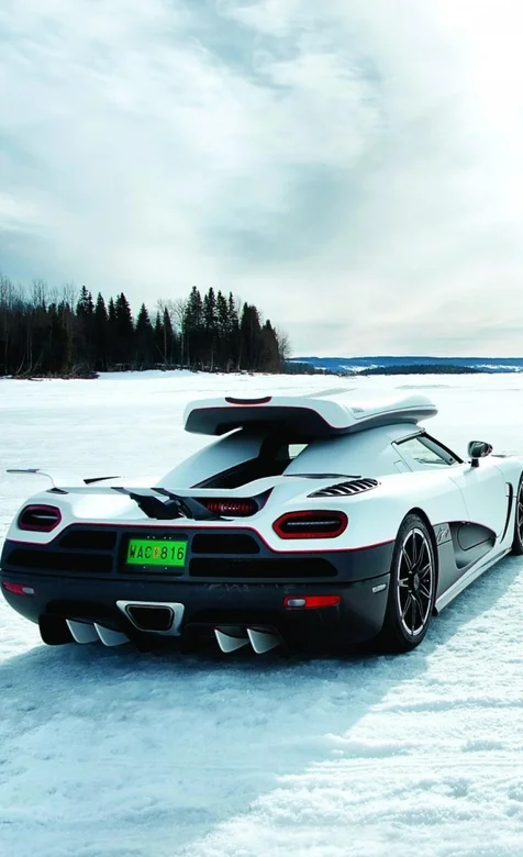 科技感十足的在雪地里的超级跑车手机图片