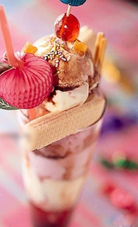 可爱的粉红冰激凌杯高清手机壁纸