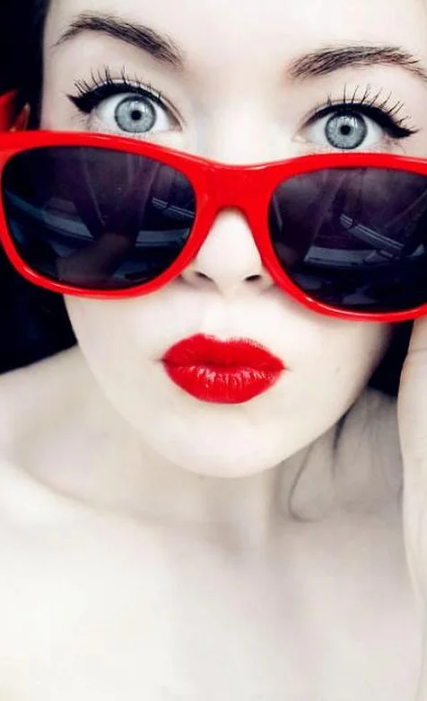 红框眼镜红唇美女创意手机桌面图片