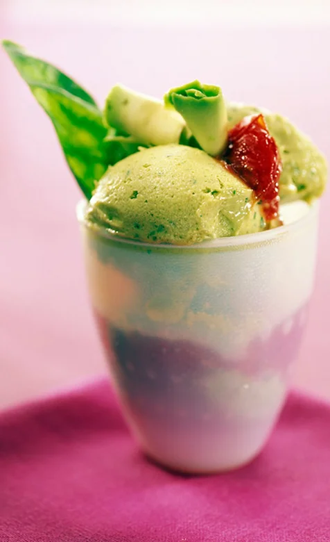 夏天到了来杯冰激凌吧！可爱的冰激凌杯手机桌面