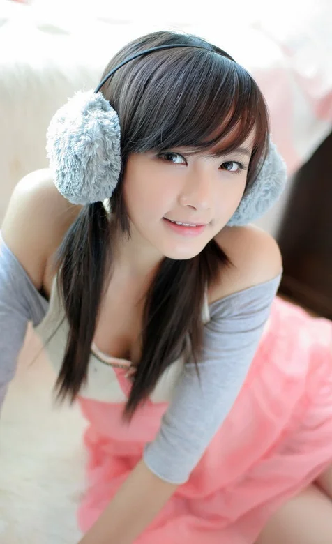 清纯美女的冬季写真手机桌面