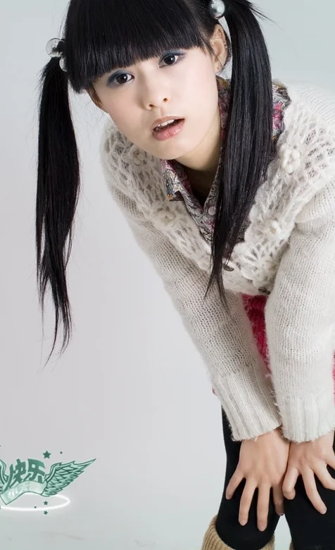 绑着2个小辫子的清纯美女手机桌面