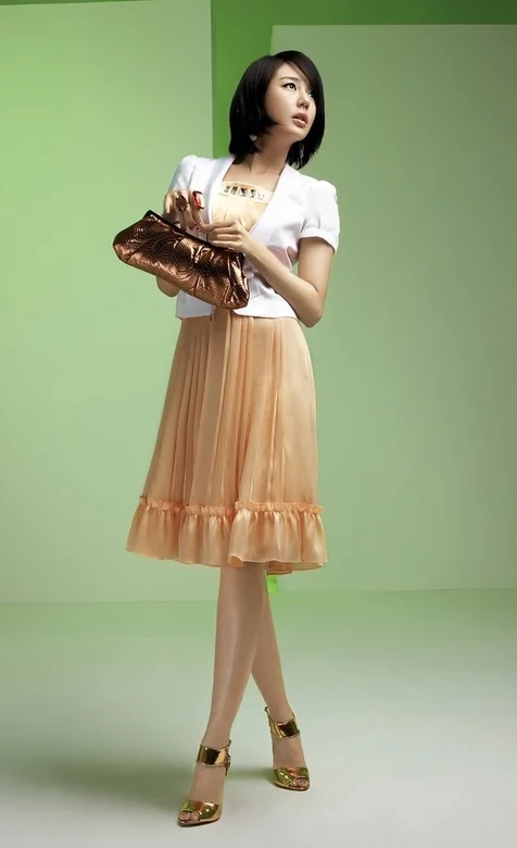 绿色背景下的职业美女手机壁纸下载