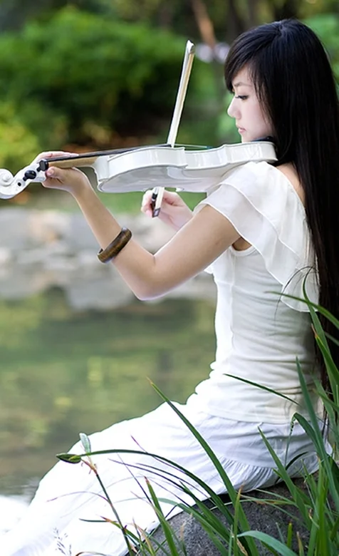 小提琴长发清纯美女壁纸