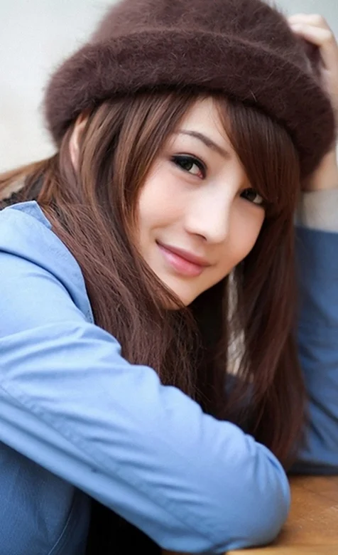 带着帽子的治愈系冬季美女手机桌面