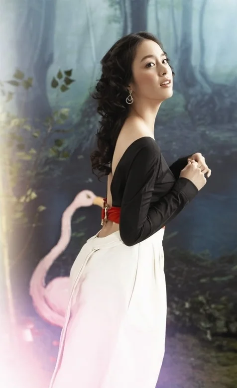 很有意境的一张美女手机壁纸