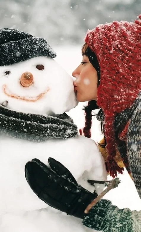 冬季美女与雪人高清苹果壁纸