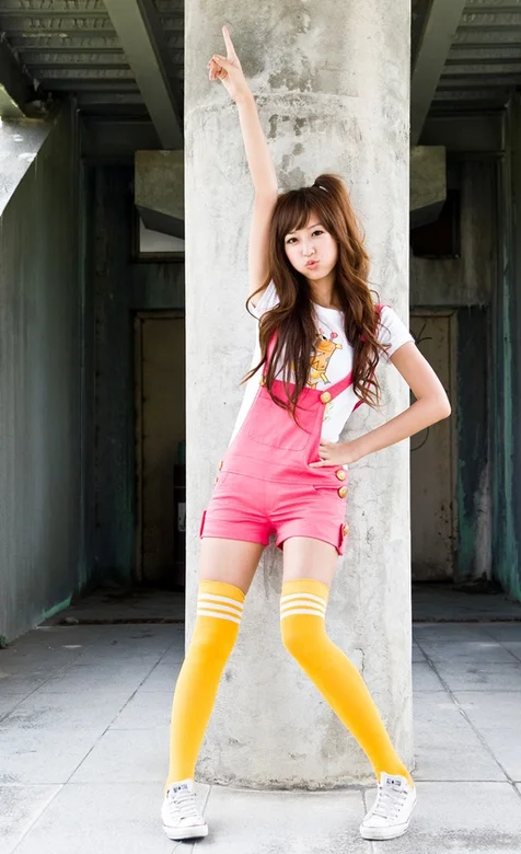 天桥下的可爱美少女手机壁纸