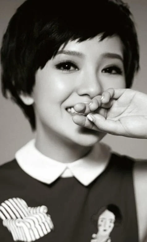 小清新郭采洁黑白手机壁纸