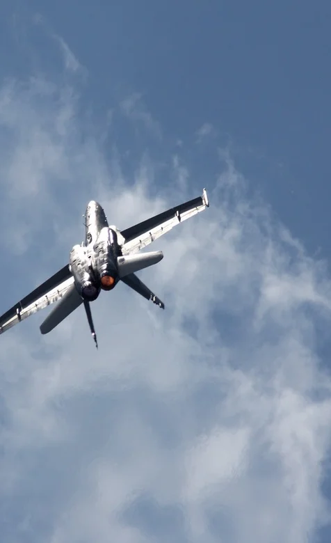 翱翔空中的战机高清手机壁纸下载