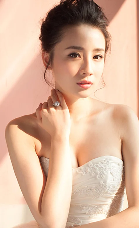 清纯美女低胸写真手机壁纸