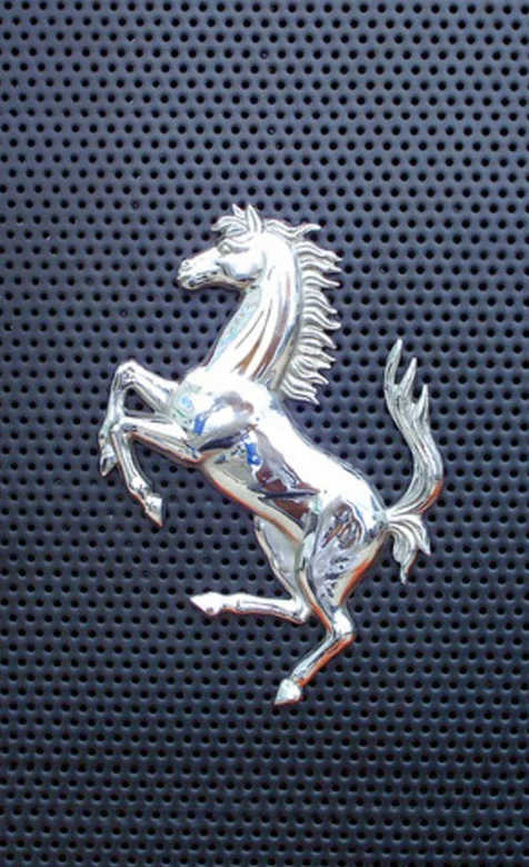 法拉利车头LOGO特写手机壁纸