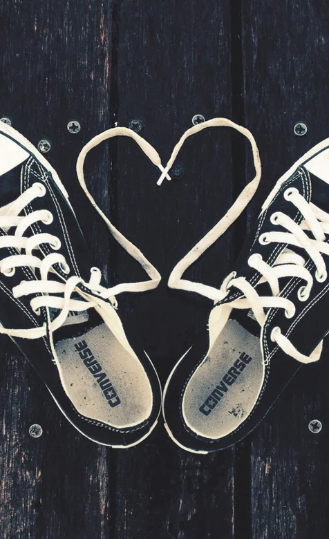 鞋带摆成的爱心手机壁纸下载