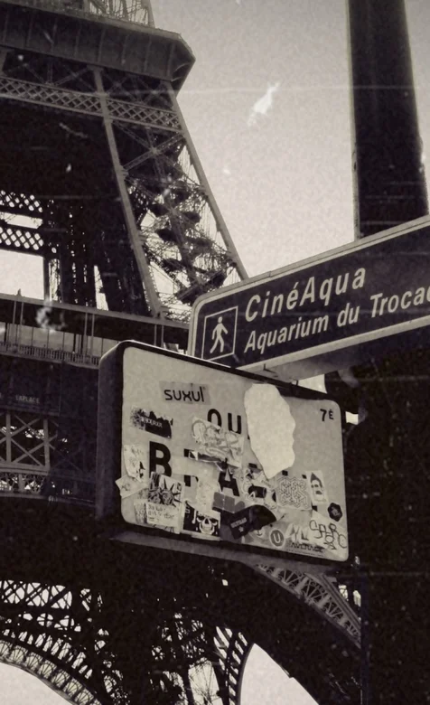 黑白色调的巴黎铁塔手机壁纸