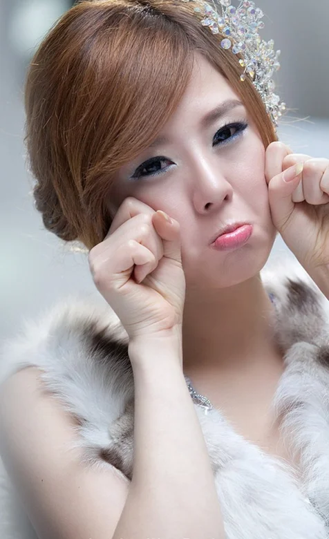 韩国美女车模李智友卖萌手机桌面