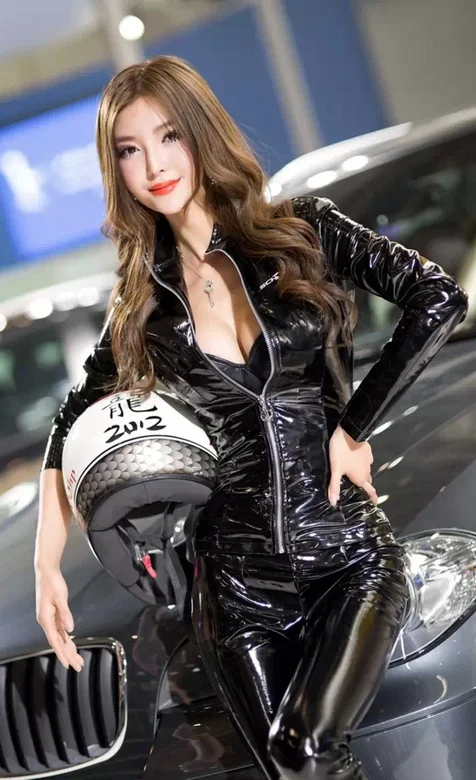 手拿头盔的美女车模手机桌面