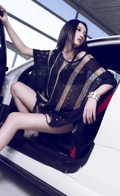 黑色条纹性感车模手机壁纸