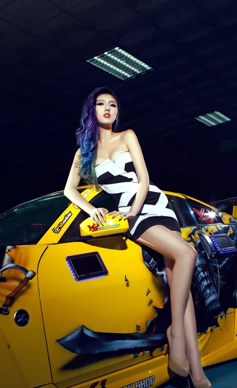 黄色彩绘跑车长腿车模手机壁纸