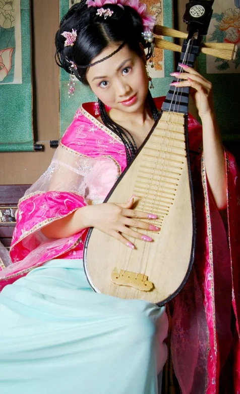 弹着琵琶的古典美女手机壁纸