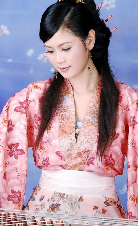 弹古筝的古典美人手机壁纸