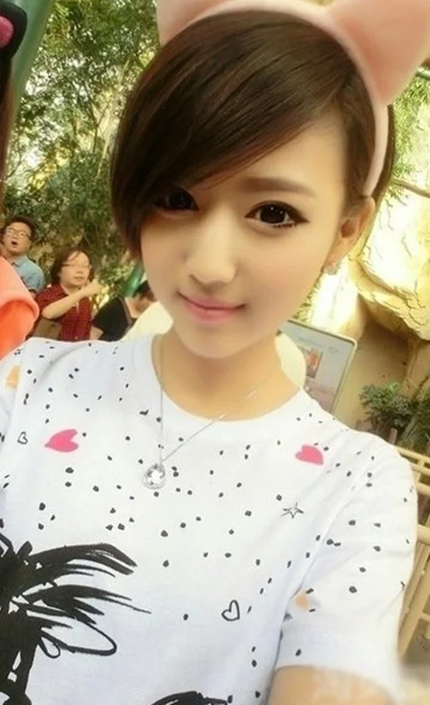 戴着兔耳朵的萌妹子手机壁纸下载