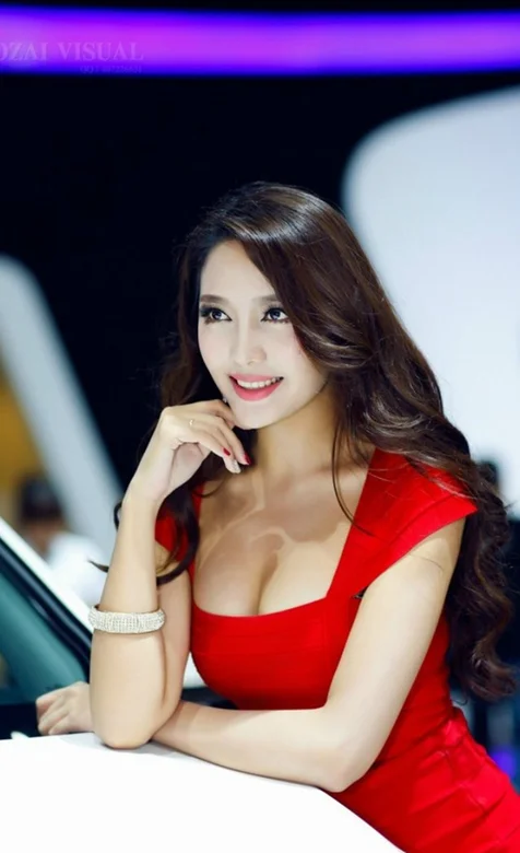 深圳车展中的红裙车模手机壁纸