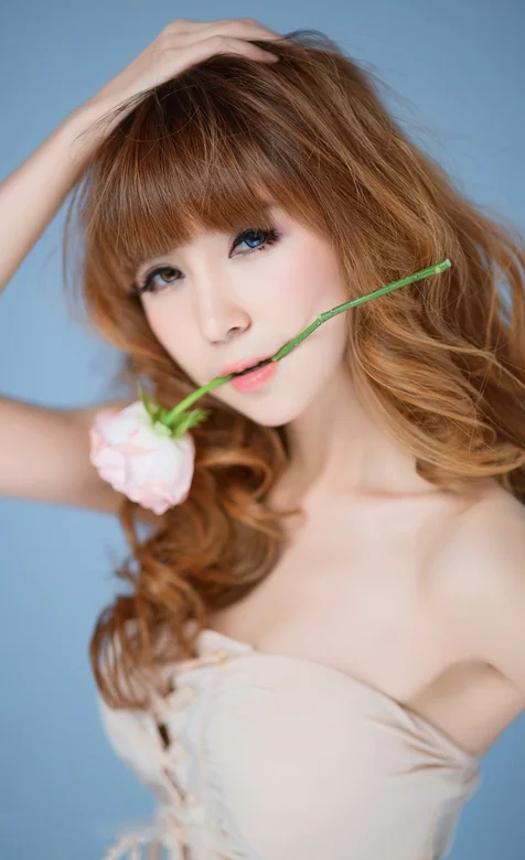 咬着白玫瑰的气质美女手机桌面