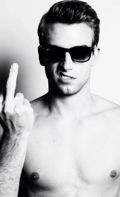 戴墨镜欧美男 竖中指酷帅安卓手机壁纸