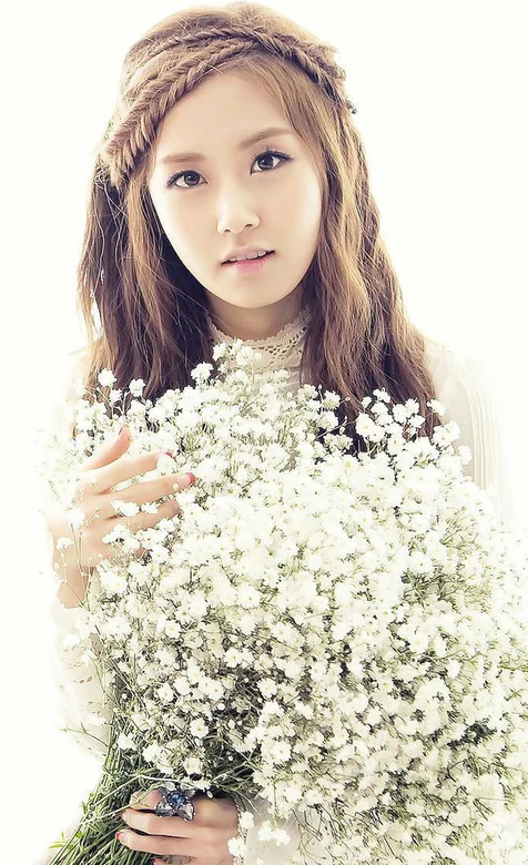 拿着花的明星美女高清壁纸