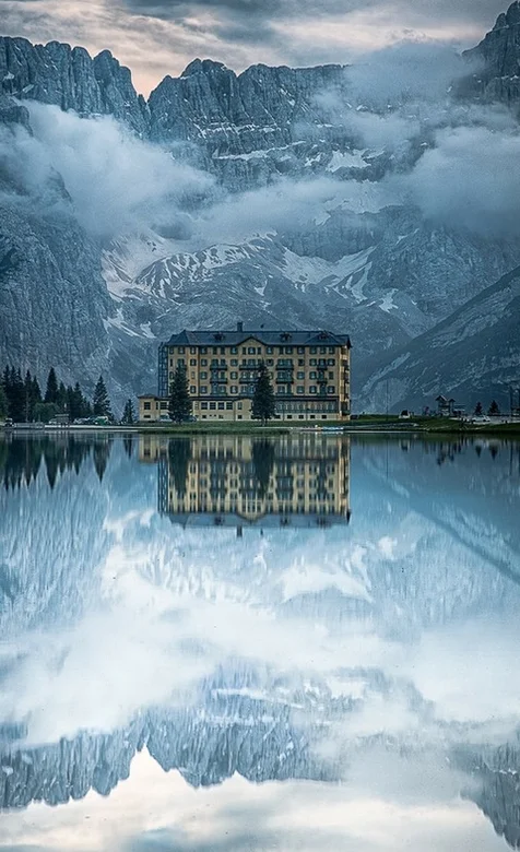 雪山下的城堡玄幻风景手机壁纸