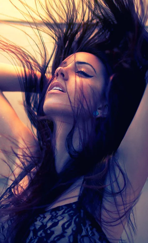 甩头发的欧洲美女高清手机桌面