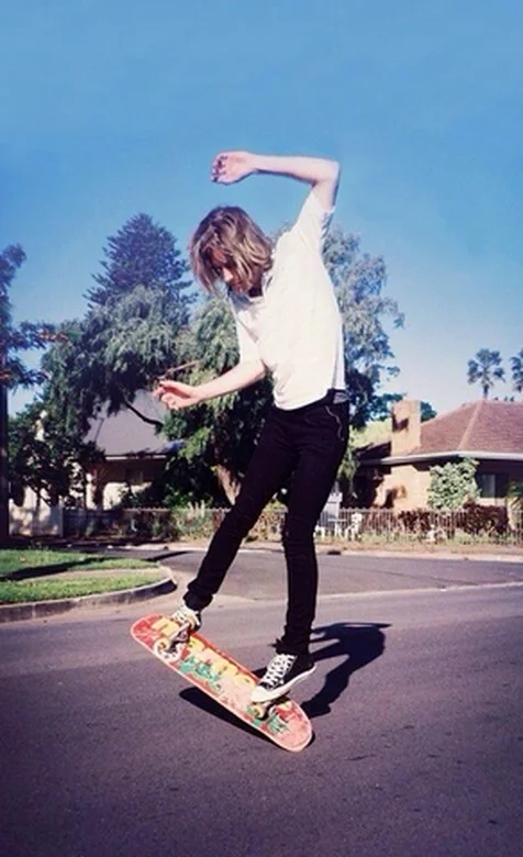 玩滑板的美少女手机壁纸