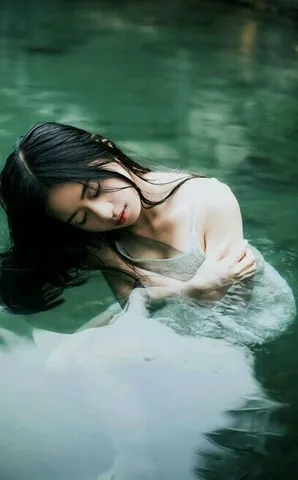 湖中湿身美女高清手机壁纸