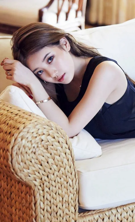 沙发上的清纯美女手机壁纸