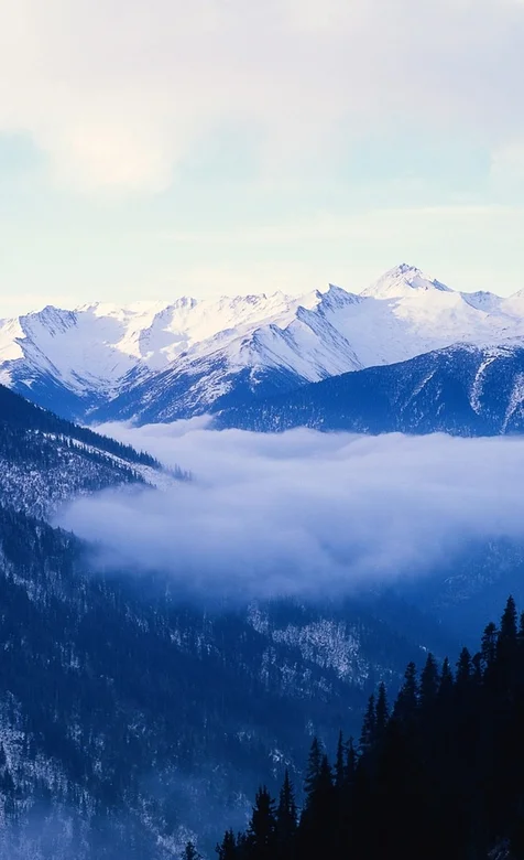 巍峨的雪山风景壁纸
