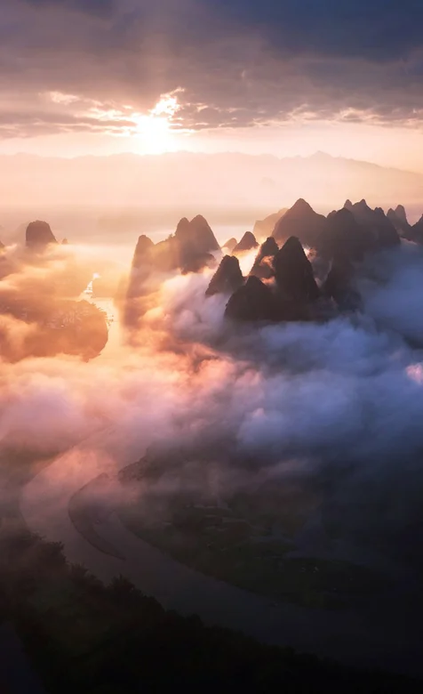 梦幻仙境般的山脉