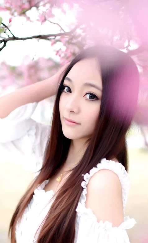 梅花树下的气质美女