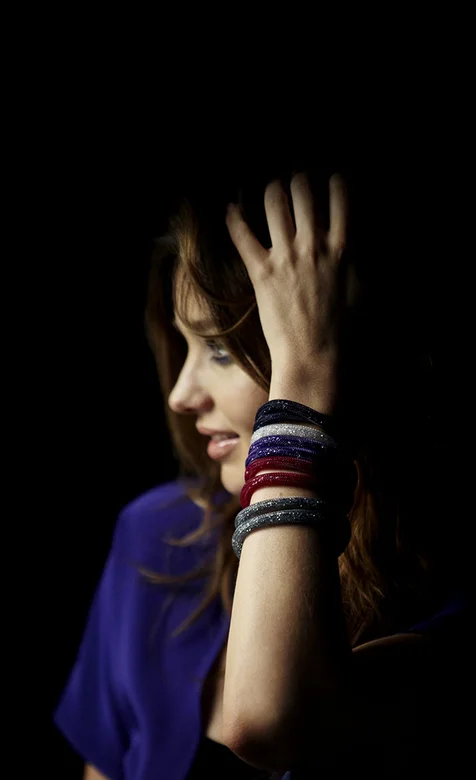 个性欧美美女黑色背景高清手机壁纸