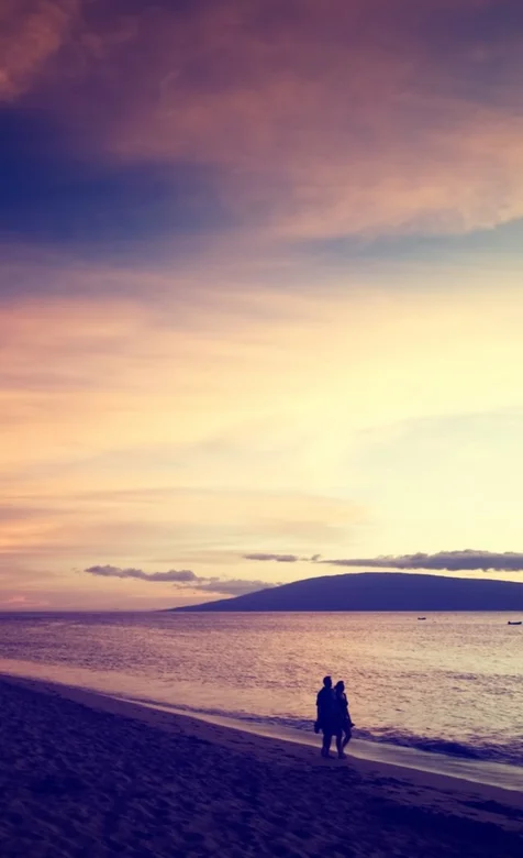 浪漫海边的情侣高清手机壁纸
