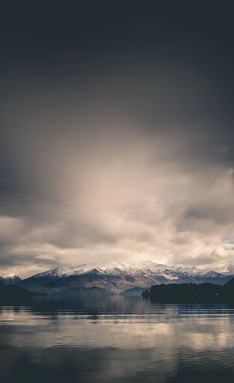 玄幻的湖面风景手机壁纸免费下载