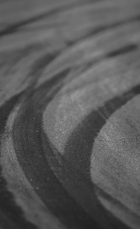 路上的刹车印简约手机壁纸